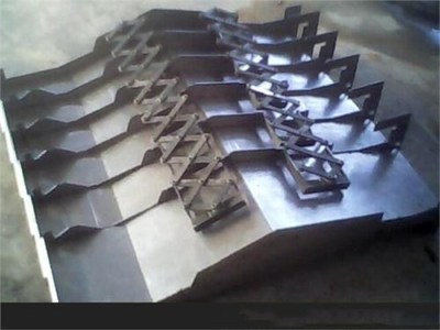 大興安嶺地區金屬成形機床制造迎來新突破 新世紀機床伸縮式鋼板防護罩技術引領行業升級